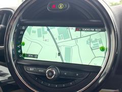 ●ＭＩＮＩ純正ナビ：一体感のあるナビは、高級感ある車内を演出してくれます。オーディオ機能も充実しておりますので、運転もより楽しめます♪ 4