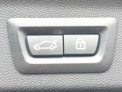 ●電動リアゲート：ワンタッチでリアゲートの開閉ができ、荷物などで両手が塞がっている状態でも簡単に開閉ができる便利機能です。 7