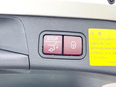 ●電動リアゲート：ワンタッチでリアゲートの開閉ができ、荷物などで両手が塞がっている状態でも簡単に開閉ができる便利機能です。 7