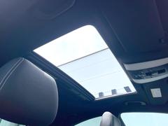 ●サンルーフ：開放感たっぷりの希少装備、サンルーフが装着されています！車内に明かりを取り入れたり景色を楽しむ以外にも、車内の空気も簡単に換気できて快適です！ 4