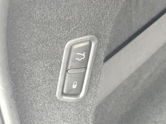 ●電動リアゲート：ワンタッチでリアゲートの開閉ができ、荷物などで両手が塞がっている状態でも簡単に開閉ができる便利機能です。 7