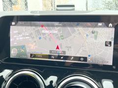 ●純正ナビ：一体感のあるナビは、高級感ある車内を演出してくれます。Ｂｌｕｅｔｏｏｔｈ再生などオーディオ機能も充実しておりますので、運転もより楽しめます♪ 4