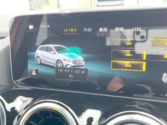 ●ヘッドアップディスプレイ：現在の速度や走行情報をデジタル表示で運転席前方のガラスに投影！運転中、視線をずらさず必要な情報を確認できるのでとっても便利で安心！ 6