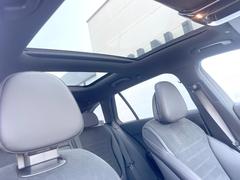 ●サンルーフ：開放感たっぷりの希少装備、サンルーフが装着されています！車内に明かりを取り入れたり景色を楽しむ以外にも、車内の空気も簡単に換気できて快適です！ 4