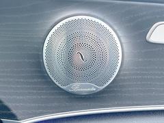 ●Ｂｕｒｍｅｓｔｅｒサラウンドシステム：ハイエンドオーディオ専門メーカーが手掛ける車専用のプレミアムスピーカーを装備。多数のスピーカーから、音の粒立ちまで分かる高品質な音楽をお楽しみいただけます。 7