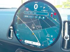 ●ＭＩＮＩ純正ナビ：一体感のあるナビは、高級感ある車内を演出してくれます。Ｂｌｕｅｔｏｏｔｈ再生などオーディオ機能も充実しておりますので、運転もより楽しめます♪ 4