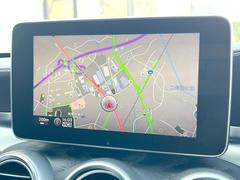 ●純正ナビ：一体感のあるナビは、高級感ある車内を演出してくれます。Ｂｌｕｅｔｏｏｔｈ再生などオーディオ機能も充実しておりますので、運転もより楽しめます♪ 4