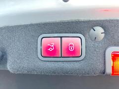 ●電動リアゲート：ワンタッチでリアゲートの開閉ができ、荷物などで両手が塞がっている状態でも簡単に開閉ができる便利機能です。 7