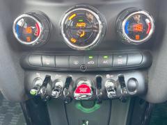 ●デュアルオートエアコン：運転席・助手席それぞれで温度設定が可能な独立式オートエアコンを標準装備しております！ 7