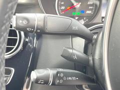 ●ディストロニックプラス：都市、郊外、高速道路などの走行時に、ステレオマルチパーパスカメラとレーダーセンサーにより、前走車を認識して速度に応じた車間距離を維持する次世代のクルコン！ 6