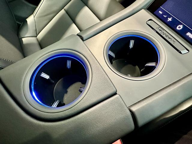 タイカン タイカン　４Ｓ　２０２４年モデル　新車保証継承　固定式パノラマルーフ　パフォーマンスバッテリープラス　パワーステアリングプラス　アンビエントライト　アクティブレーンキーピングアシスト　プライバシーガラス　４＋１シート（30枚目）