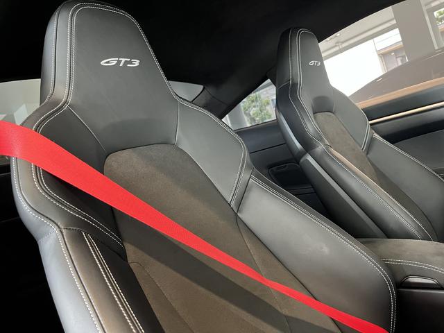 ９１１ＧＴ３　２０２２年モデル　右Ｈ　新車保証継承＋認定保証　クロノパッケージ　フロントアクスルリフトシステム　サテンネオディーム塗装ホイール　シートヒーター　ガーズレッドシートベルト　クロノダイアルガーズレッド(9枚目)