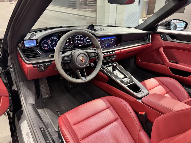 ９１１ ９１１カレラ　カブリオレ　２０２３モデル　新車保証継承＋認定保証　スポーツクロノ　スポーツエグゾースト　スポーツシートプラス　Ｒａｃｅ－ＴｅｘＧＴスポーツステアリング　ＲＳスパイダーデザインホイール　２トーンレザーインテリア（8枚目）