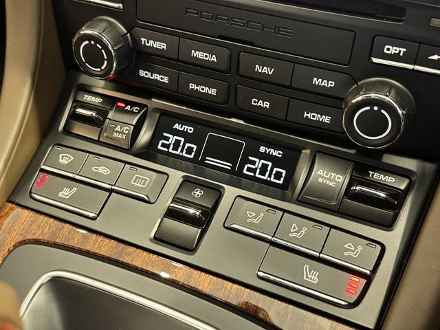 911 911ターボ 2017年モデル 右H 認定中古車保証付 フロントリフトシステム TVチューナー エントリー&ドライブ 電動格納ミラー シートヒーター マホガニーインテリア マホガニーマルチファンクションステアリング(16枚目)