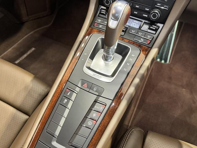 911 911ターボ 2017年モデル 右H 認定中古車保証付 フロントリフトシステム TVチューナー エントリー&ドライブ 電動格納ミラー シートヒーター マホガニーインテリア マホガニーマルチファンクションステアリング(17枚目)