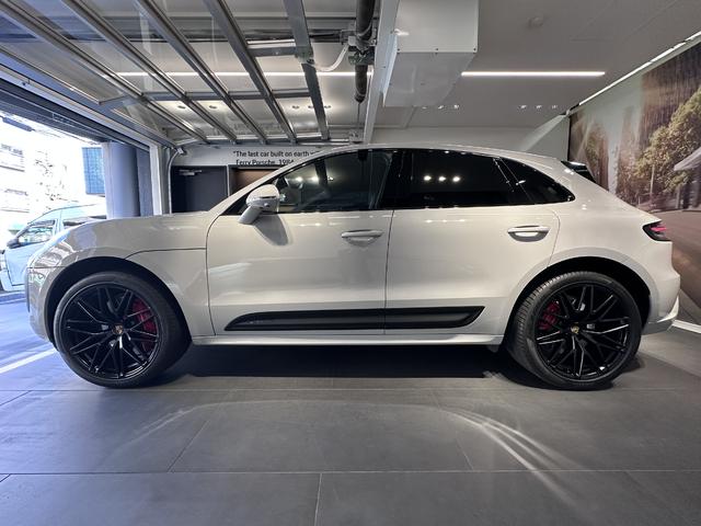 マカン マカンＧＴＳ　２０２３年モデル　右Ｈ　認定中古車保証付　ＧＴＳインテリア　１８ｗａｙ電動調節アダプティブスポーツシート　ＢＯＳＥサウンド　レーンキーピングアシスト　ティンテッドＬＥＤヘッドライト／ＰＤＬＳプラス（3枚目）