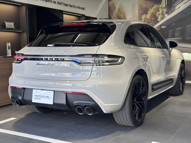 マカン マカンＧＴＳ　２０２３年モデル　右Ｈ　認定中古車保証付　ＧＴＳインテリア　１８ｗａｙ電動調節アダプティブスポーツシート　ＢＯＳＥサウンド　レーンキーピングアシスト　ティンテッドＬＥＤヘッドライト／ＰＤＬＳプラス（4枚目）