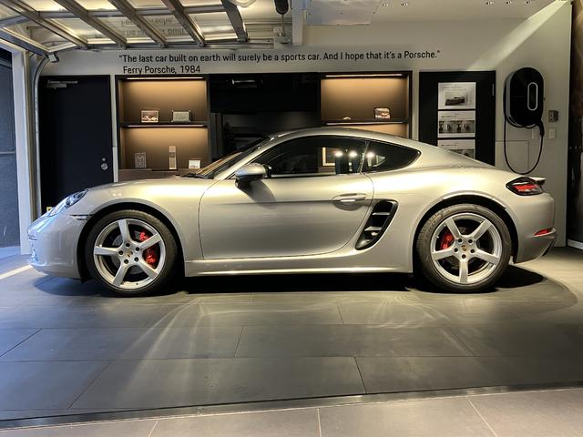 ７１８ケイマン ７１８ケイマンＳ　２０１７年モデル　右Ｈ　認定中古車保証付　スポーツクロノ　レザーパッケージ　シートヒータ　電動格納ミラー　ＢＯＳＥ　ＴＶチューナー　ＧＴスポーツステアリング　イルミネーション付ステンレスドアシルガード（3枚目）