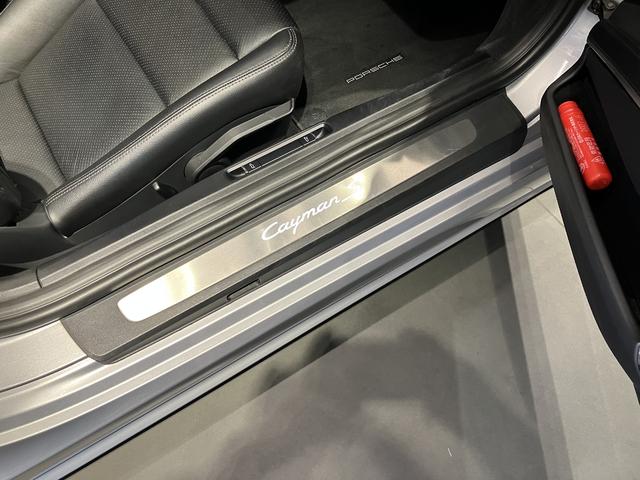 ７１８ケイマン ７１８ケイマンＳ　２０１７年モデル　右Ｈ　認定中古車保証付　スポーツクロノ　レザーパッケージ　シートヒータ　電動格納ミラー　ＢＯＳＥ　ＴＶチューナー　ＧＴスポーツステアリング　イルミネーション付ステンレスドアシルガード（19枚目）