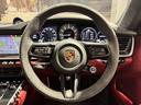 オプション設定のヒーター付Race-Texリム仕上マルチファンクションGTスポーツステアリングホイールが装着されております
