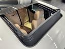 オプション設定のパノラマルーフシステムが装着されておりますので、明るい車内と開放感を提供してくれます