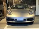 装着オプション：外装色メタリックペイント　レザーパッケージ／パーシャルレザーシート　ポルシェクレスト入りストレージリッド　イルミネーション付ステンレスドアシルガード　アルミペダル　シートヒーター