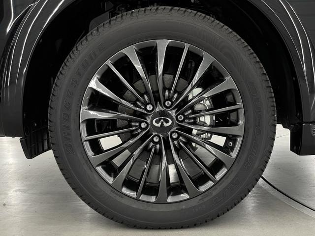 ２２インチホイールＰＫＧに含まれる２２×８Ｊフォージド（鍛造）１８スポークアルミホイール。２７５／５０Ｒ２２オールシーズンタイヤタイヤを組み合わせます。