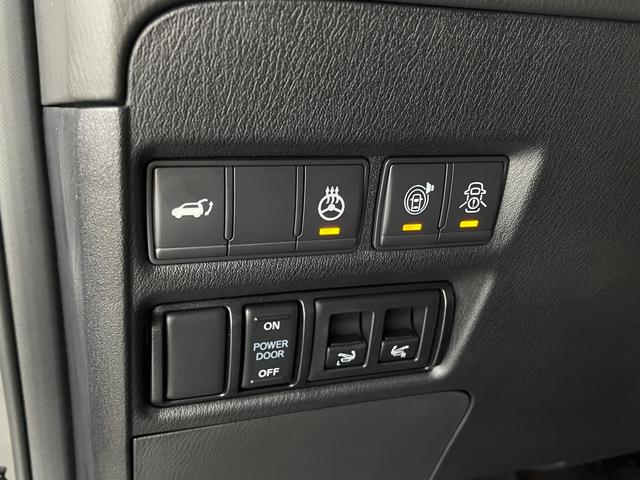 ステアリング左下にはステアリングヒーターや全方位運転支援システムなど各種スイッチが並びます。