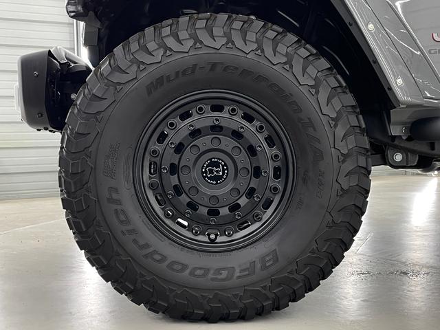 ジープ・グラディエーター ルビコン　左Ｈ　２．０／２．５ｉｎリフトアップ　新並　１オナ　３７インチタイヤ　ギブソンマフラー　サンライダートップ　三分割トノカバー　５０ｍｍワイドオーバーフェンダー　スプレーインベッドライナー　アップルカープレイ　ブラックレザー　ナーフサイドステップ（13枚目）