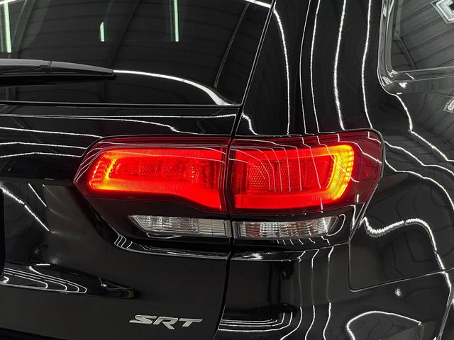 ジープ・グランドチェロキー ＳＲＴ８　社外１３．６インチモニター　パノラマルーフ　ハーマンカードン１９スピーカー　アップルカープレイ　後席専用モニター　シートヒーター＆クーラー　アダプティブクルーズコントロール　カーボンインテリアパネル　ブレンボブレーキ　ステアリングヒーター（25枚目）