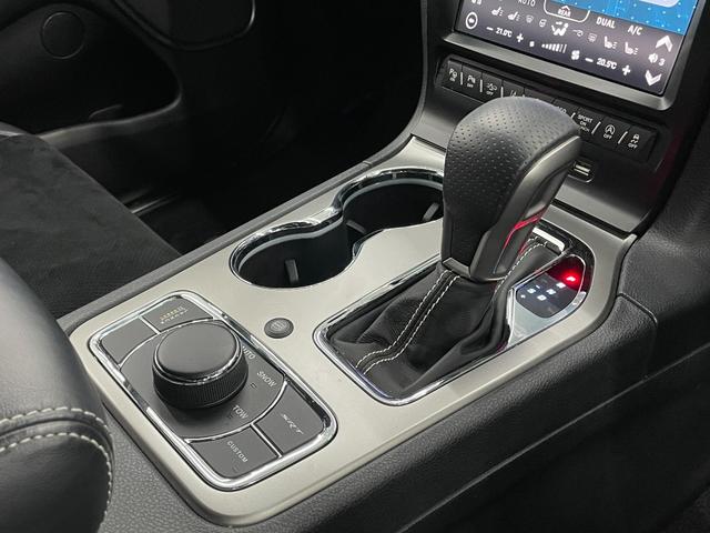 ジープ・グランドチェロキー ＳＲＴ８　社外１３．６インチモニター　パノラマルーフ　ハーマンカードン１９スピーカー　アップルカープレイ　後席専用モニター　シートヒーター＆クーラー　アダプティブクルーズコントロール　カーボンインテリアパネル　ブレンボブレーキ　ステアリングヒーター（29枚目）