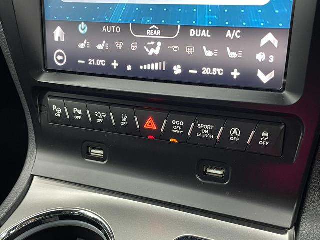 ジープ・グランドチェロキー ＳＲＴ８　社外１３．６インチモニター　パノラマルーフ　ハーマンカードン１９スピーカー　アップルカープレイ　後席専用モニター　シートヒーター＆クーラー　アダプティブクルーズコントロール　カーボンインテリアパネル　ブレンボブレーキ　ステアリングヒーター（30枚目）