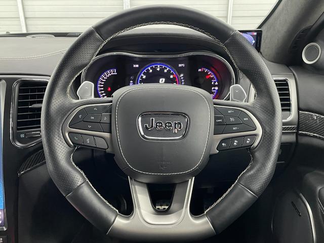 ジープ・グランドチェロキー ＳＲＴ８　社外１３．６インチモニター　パノラマルーフ　ハーマンカードン１９スピーカー　アップルカープレイ　後席専用モニター　シートヒーター＆クーラー　アダプティブクルーズコントロール　カーボンインテリアパネル　ブレンボブレーキ　ステアリングヒーター（36枚目）