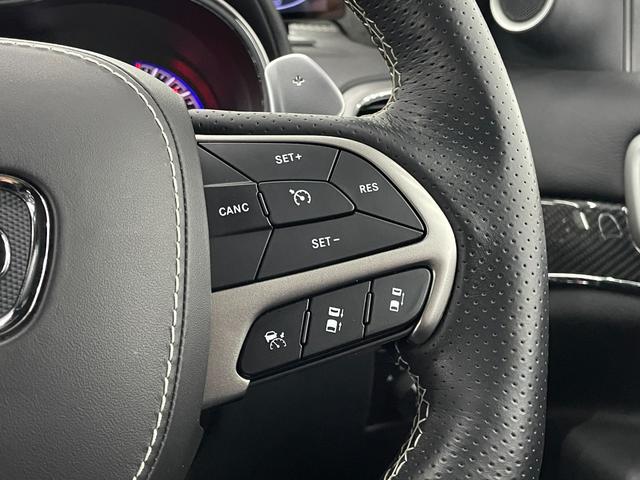 ジープ・グランドチェロキー ＳＲＴ８　社外１３．６インチモニター　パノラマルーフ　ハーマンカードン１９スピーカー　アップルカープレイ　後席専用モニター　シートヒーター＆クーラー　アダプティブクルーズコントロール　カーボンインテリアパネル　ブレンボブレーキ　ステアリングヒーター（37枚目）