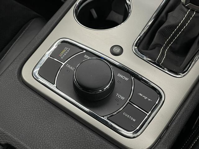 ジープ・グランドチェロキー ＳＲＴ８　社外１３．６インチモニター　パノラマルーフ　ハーマンカードン１９スピーカー　アップルカープレイ　後席専用モニター　シートヒーター＆クーラー　アダプティブクルーズコントロール　カーボンインテリアパネル　ブレンボブレーキ　ステアリングヒーター（40枚目）