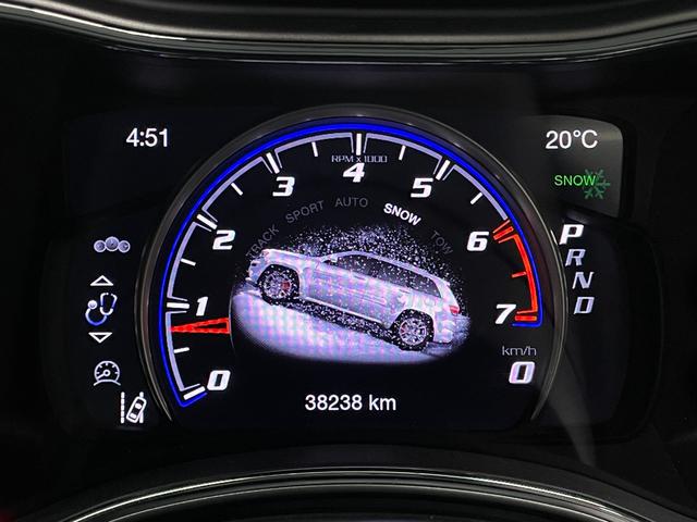 ジープ・グランドチェロキー ＳＲＴ８　社外１３．６インチモニター　パノラマルーフ　ハーマンカードン１９スピーカー　アップルカープレイ　後席専用モニター　シートヒーター＆クーラー　アダプティブクルーズコントロール　カーボンインテリアパネル　ブレンボブレーキ　ステアリングヒーター（42枚目）