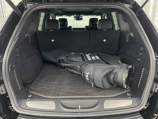ジープ・グランドチェロキー ＳＲＴ８　社外１３．６インチモニター　パノラマルーフ　ハーマンカードン１９スピーカー　アップルカープレイ　後席専用モニター　シートヒーター＆クーラー　アダプティブクルーズコントロール　カーボンインテリアパネル　ブレンボブレーキ　ステアリングヒーター（44枚目）