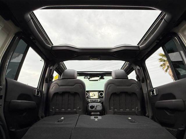 ジープ・ラングラーアンリミテッド ルビコン３９２　Ｖ８　新並　電動サイドステップ　純正可変マフラー　スカイトップ　全国保証付　ＦＯＸアルミダンパー　２インチリフトアップ　アダプティブクルーズコントロール　アップルカープレイ　トレーラートウＰＫＧ　シートヒーター　ステアリングヒーター（5枚目）