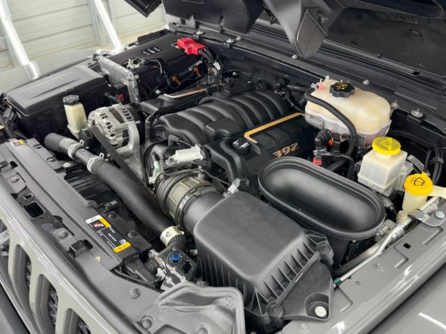 ジープ・ラングラーアンリミテッド ルビコン３９２　Ｖ８　新並　電動サイドステップ　純正可変マフラー　スカイトップ　全国保証付　ＦＯＸアルミダンパー　２インチリフトアップ　アダプティブクルーズコントロール　アップルカープレイ　トレーラートウＰＫＧ　シートヒーター　ステアリングヒーター（8枚目）