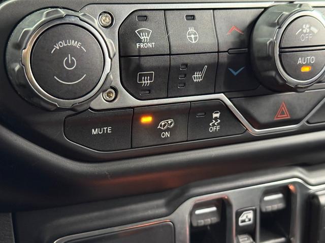 ジープ・ラングラーアンリミテッド ルビコン３９２　Ｖ８　新並　電動サイドステップ　純正可変マフラー　スカイトップ　全国保証付　ＦＯＸアルミダンパー　２インチリフトアップ　アダプティブクルーズコントロール　アップルカープレイ　トレーラートウＰＫＧ　シートヒーター　ステアリングヒーター（10枚目）