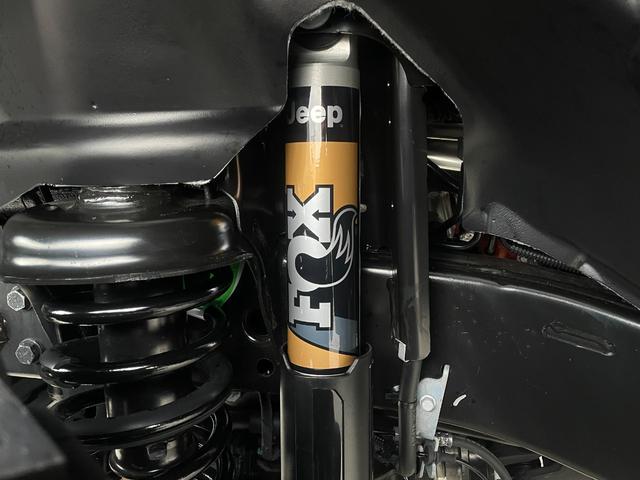 ジープ・ラングラーアンリミテッド ルビコン３９２　Ｖ８　新並　電動サイドステップ　純正可変マフラー　スカイトップ　全国保証付　ＦＯＸアルミダンパー　２インチリフトアップ　アダプティブクルーズコントロール　アップルカープレイ　トレーラートウＰＫＧ　シートヒーター　ステアリングヒーター（21枚目）