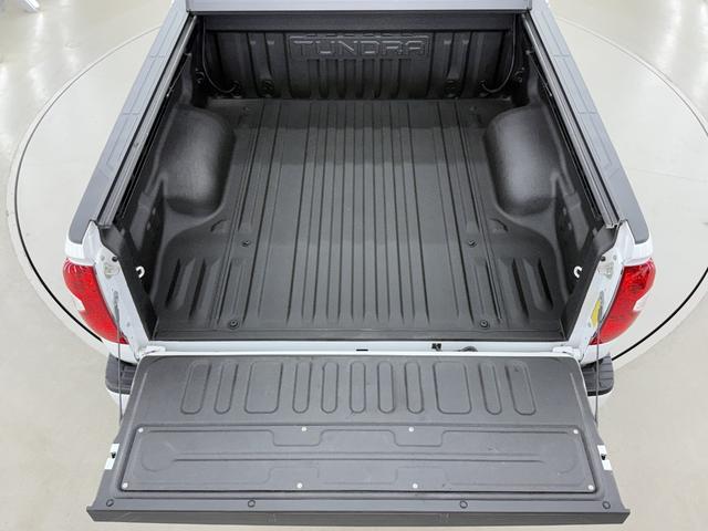 タンドラ １７９４エディション　新並　１オナ　専用ブラウンレザー　ギブソンマフラー　サンルーフ　三分割トノカバー　アップルカープレイ　ＪＢＬプレミアムオーディオ　シートヒーター＆クーラー　レーダークルーズコントロール　スプレーインベットライナー　ＧＩＢＳＯＮ（11枚目）