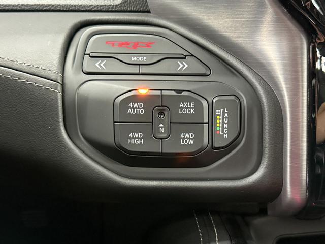 ダッジ・ラム ＴＲＸ　新並　７０２馬力　Ｖ８ＨＥＭＩスーパーチャージド　Ｖ８　６．２Ｌ　ＨＥＭＩスーパーチャージドエンジン　７０２馬力　　ローンチコントロール　ビルシュタインショック　パノラマルーフ　３６０°カメラ　緊急ブレーキ　アップルカープレイ日本語地図使用可能（39枚目）