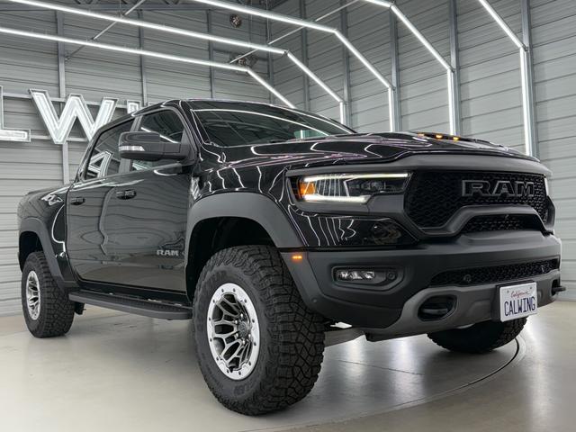 ダッジ・ラム ＴＲＸ　生産終了　Ｖ８スーパーチャージド搭載　新並　１オナ　７０２馬力　パノラマルーフ　１２インチモニター　後席リクライニングシート　アップルカープレイ　ファクトリー２インチリフトアップ　ビルシュタインショック　三分割トノカバー　スプレーインベッドライナー（3枚目）