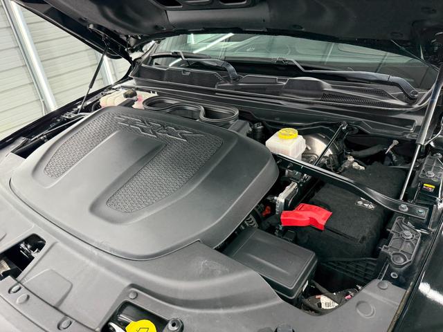 ダッジ・ラム ＴＲＸ　生産終了　Ｖ８スーパーチャージド搭載　新並　１オナ　７０２馬力　パノラマルーフ　１２インチモニター　後席リクライニングシート　アップルカープレイ　ファクトリー２インチリフトアップ　ビルシュタインショック　三分割トノカバー　スプレーインベッドライナー（8枚目）