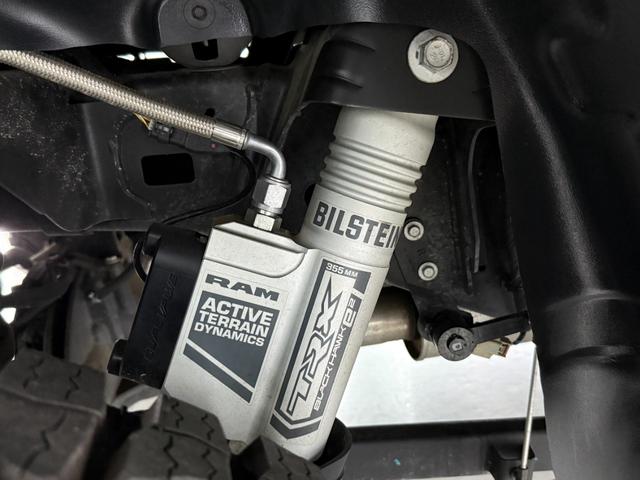 ダッジ・ラム ＴＲＸ　生産終了　Ｖ８スーパーチャージド搭載　新並　１オナ　７０２馬力　パノラマルーフ　１２インチモニター　後席リクライニングシート　アップルカープレイ　ファクトリー２インチリフトアップ　ビルシュタインショック　三分割トノカバー　スプレーインベッドライナー（10枚目）