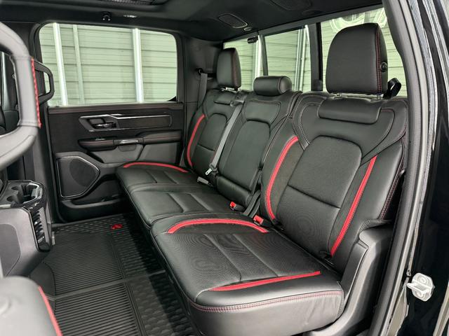 ダッジ・ラム ＴＲＸ　生産終了　Ｖ８スーパーチャージド搭載　新並　１オナ　７０２馬力　パノラマルーフ　１２インチモニター　後席リクライニングシート　アップルカープレイ　ファクトリー２インチリフトアップ　ビルシュタインショック　三分割トノカバー　スプレーインベッドライナー（15枚目）