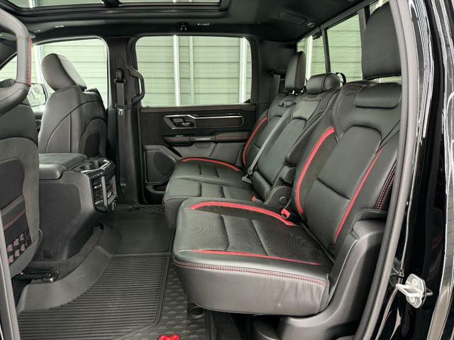 ダッジ・ラム ＴＲＸ　生産終了　Ｖ８スーパーチャージド搭載　新並　１オナ　７０２馬力　パノラマルーフ　１２インチモニター　後席リクライニングシート　アップルカープレイ　ファクトリー２インチリフトアップ　ビルシュタインショック　三分割トノカバー　スプレーインベッドライナー（16枚目）