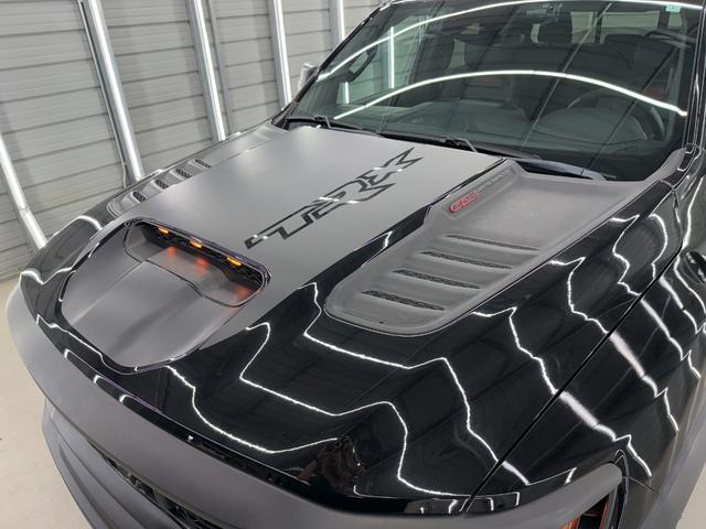 ダッジ・ラム ＴＲＸ　生産終了　Ｖ８スーパーチャージド搭載　新並　１オナ　７０２馬力　パノラマルーフ　１２インチモニター　後席リクライニングシート　アップルカープレイ　ファクトリー２インチリフトアップ　ビルシュタインショック　三分割トノカバー　スプレーインベッドライナー（18枚目）