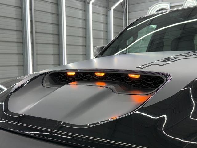 ダッジ・ラム ＴＲＸ　生産終了　Ｖ８スーパーチャージド搭載　新並　１オナ　７０２馬力　パノラマルーフ　１２インチモニター　後席リクライニングシート　アップルカープレイ　ファクトリー２インチリフトアップ　ビルシュタインショック　三分割トノカバー　スプレーインベッドライナー（19枚目）